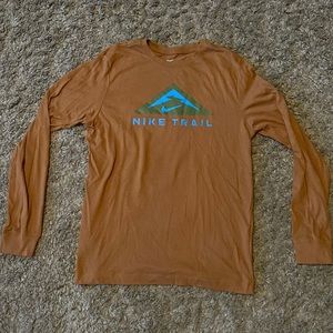 Nike trail long sleeve shirt